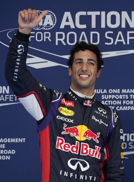 Ricciardo se la ride: ha battuto in qualifica il compagno Vettel che gli ha fatto i complimenti. Ap